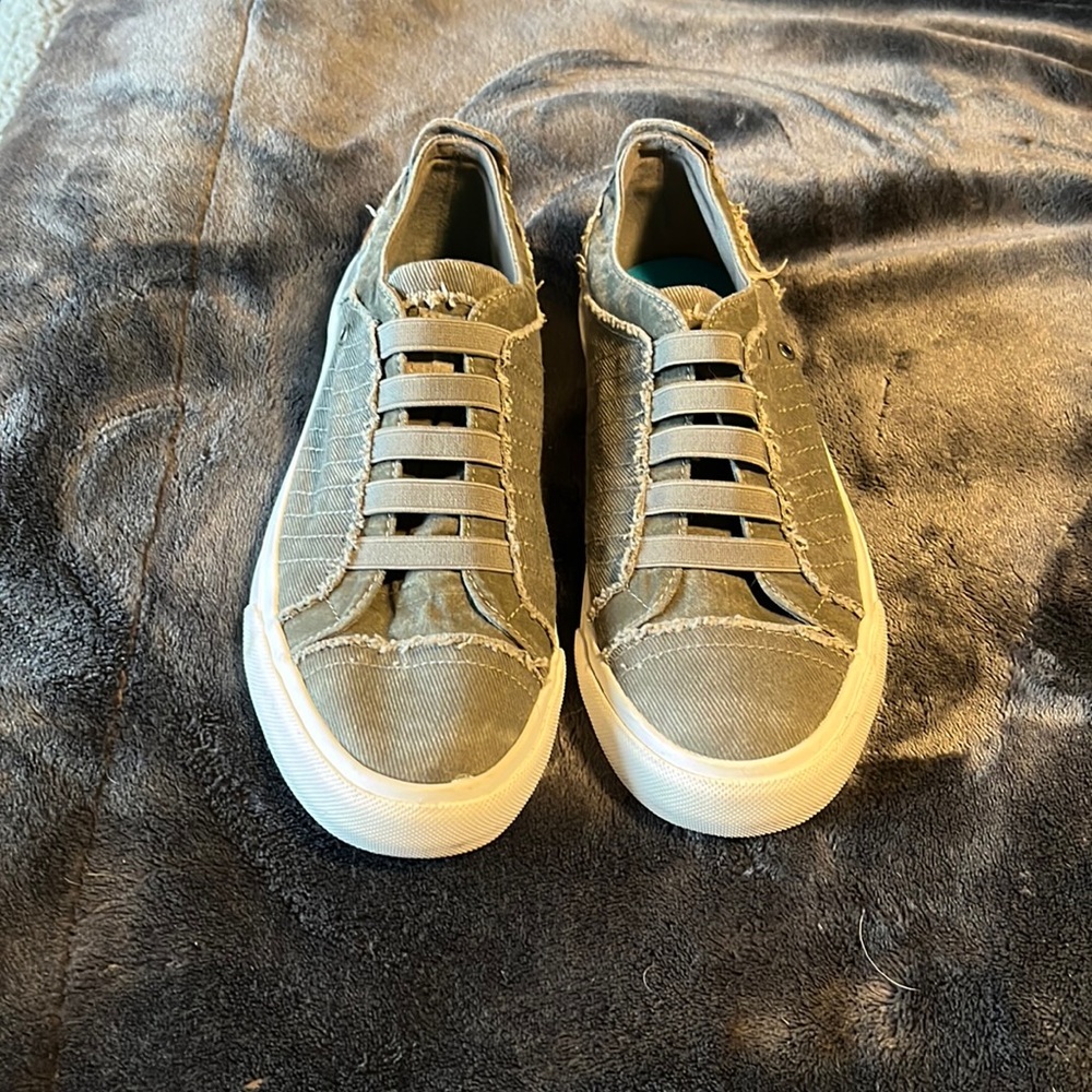 EUC women’s slip on tennis shoes